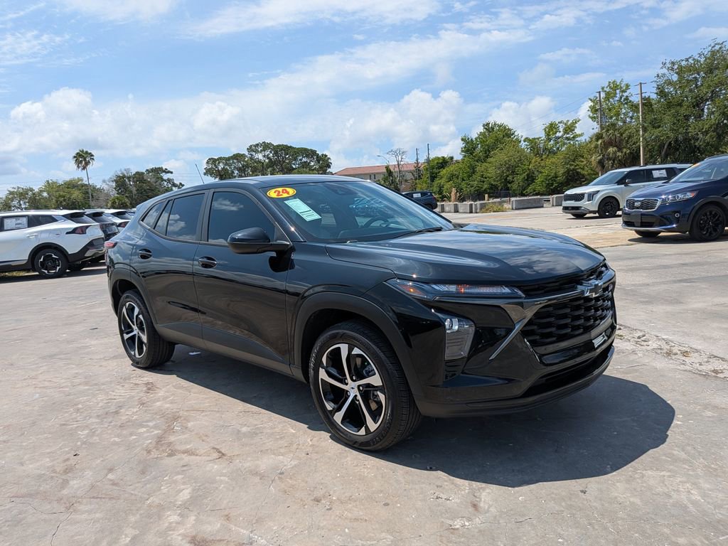 Used 2024 Chevrolet Trax RS FWD image 2