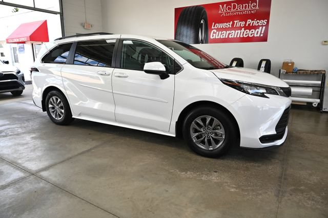 Used 2023 Toyota Sienna LE AWD/4WD image 4