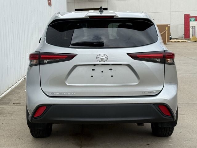 Used 2024 Toyota Highlander LE AWD/4WD image 5