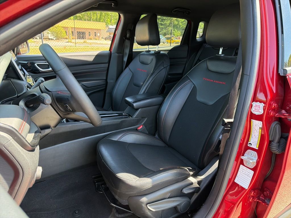 Used 2025 Jeep Compass Trailhawk AWD/4WD image 18