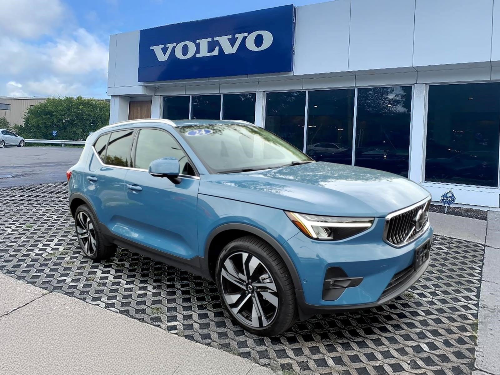 Certified 2024 Volvo XC40 B5 Plus w/ Protection Package Premier