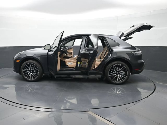 Certified 2025 Porsche Macan AWD/4WD image 30