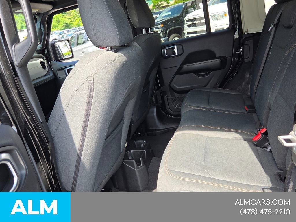 Used 2025 Jeep Wrangler Unlimited Sahara AWD/4WD image 9