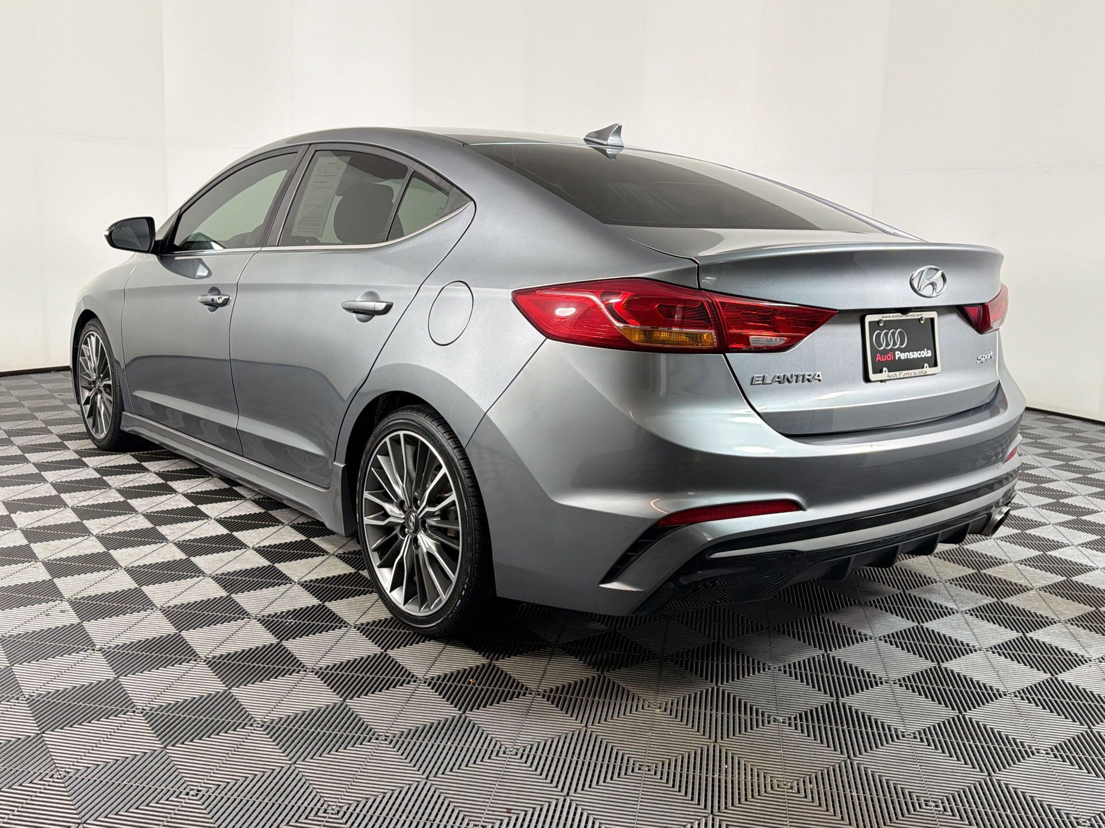 Used 2018 Hyundai Elantra Sport FWD image 2