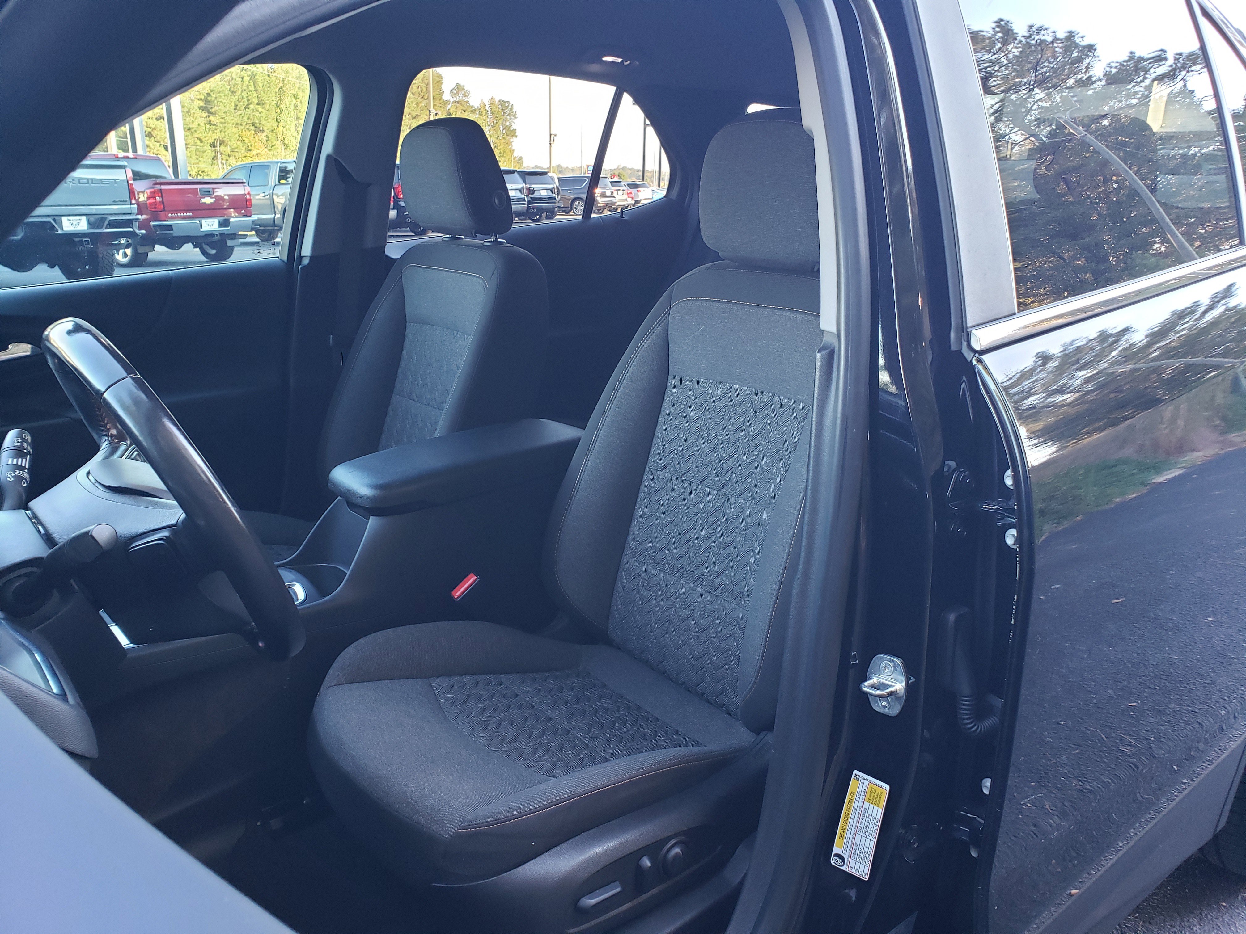 Used 2022 Chevrolet Equinox LT w/ Driver Convenience Package image 27