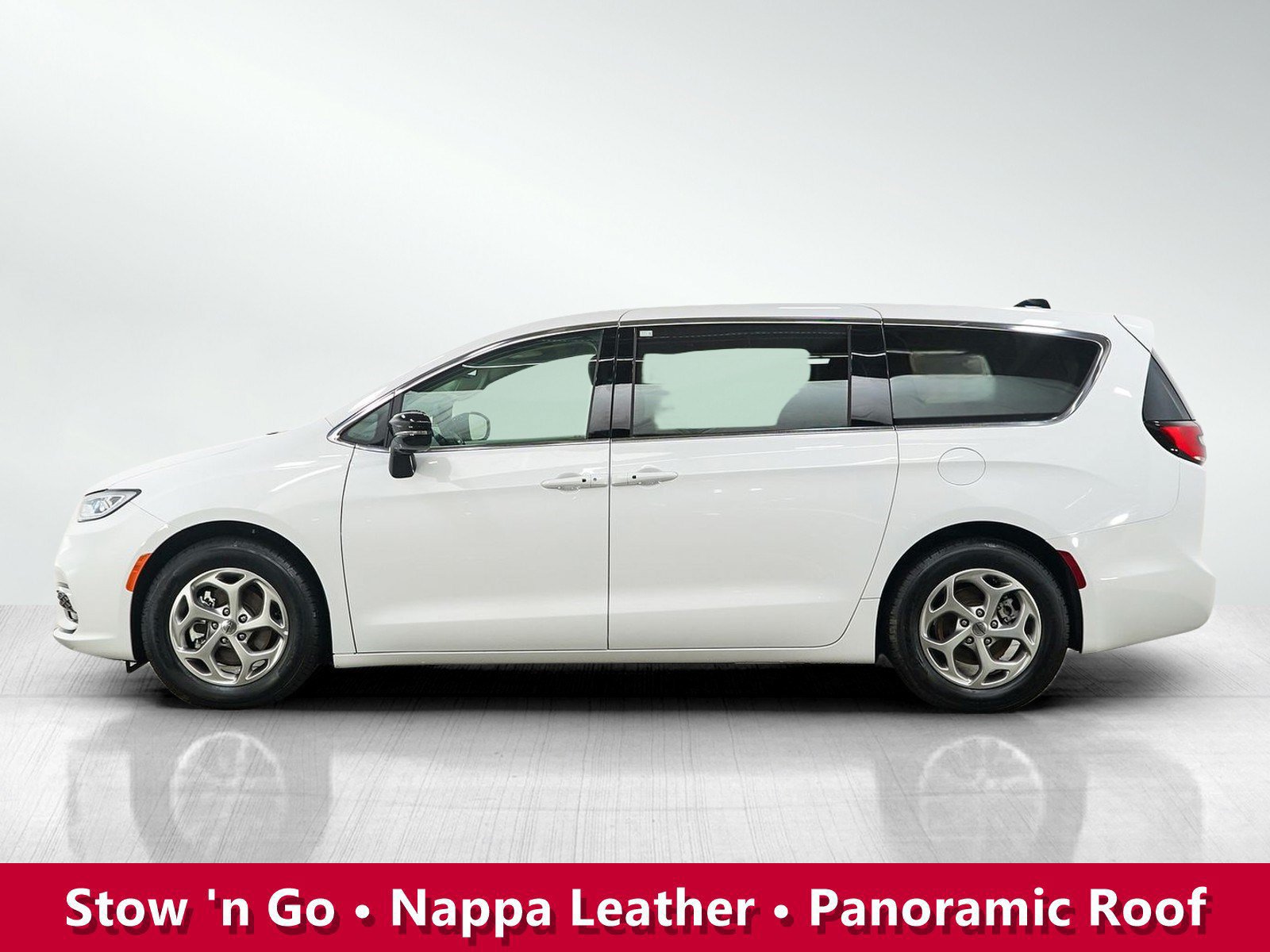 Used 2024 Chrysler Pacifica Limited FWD image 2