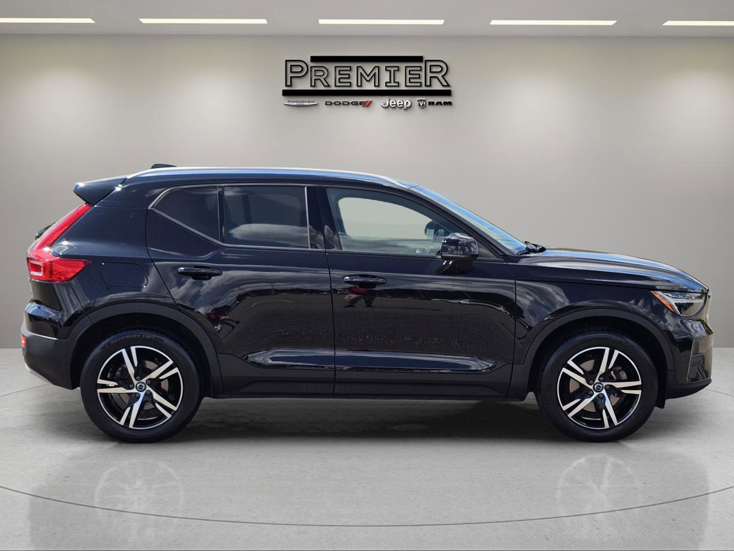 Used 2023 Volvo XC40 B5 Core image 7