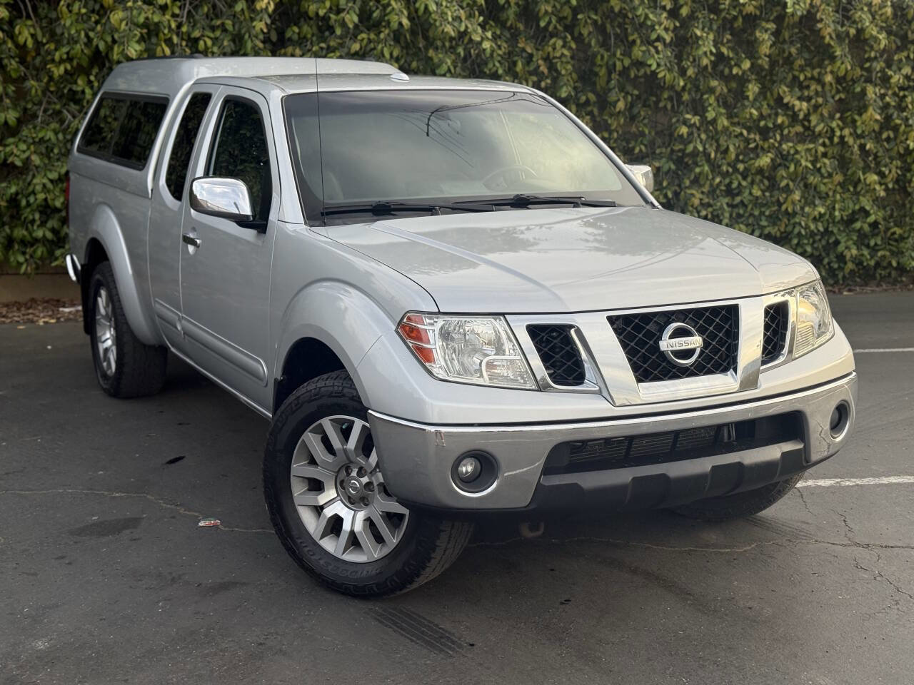 Used 2010 Nissan Frontier LE AWD/4WD image 2