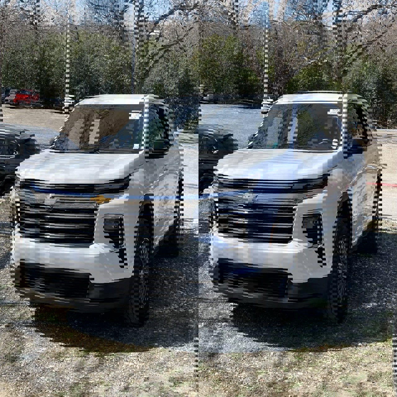 Used 2025 Chevrolet Traverse LT