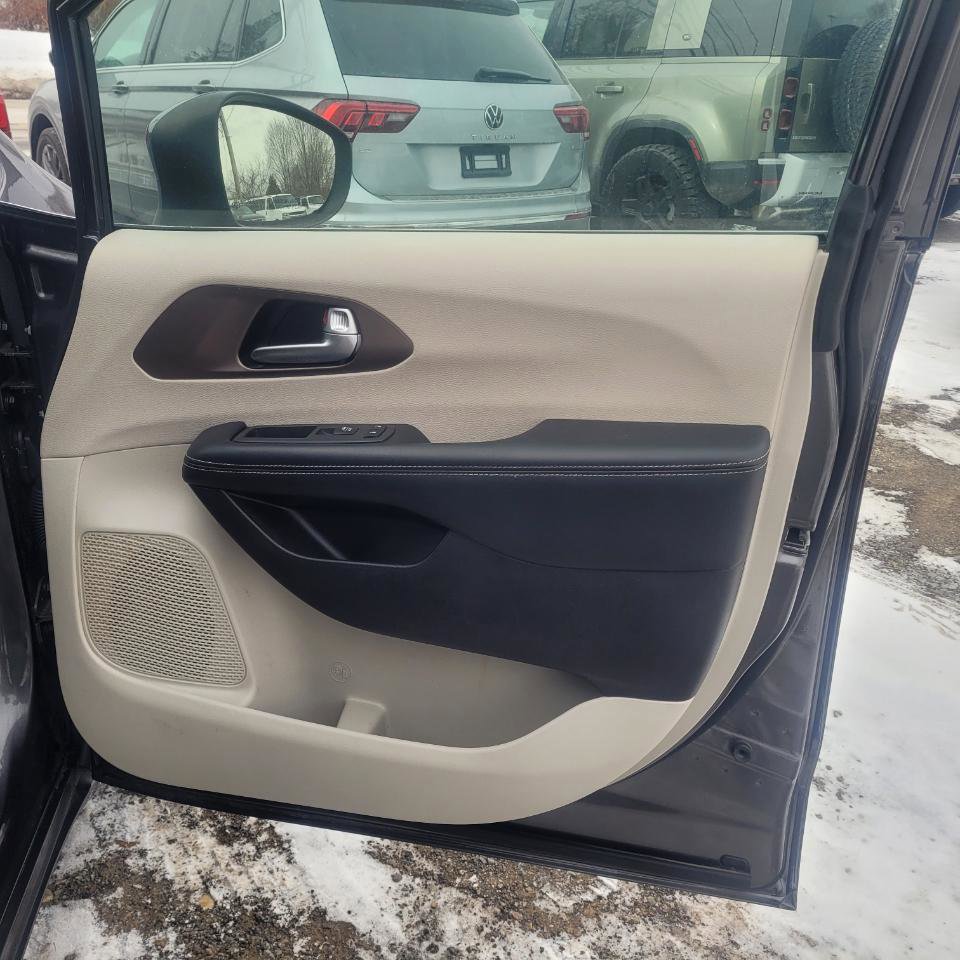 Used 2022 Chrysler Voyager LX image 20