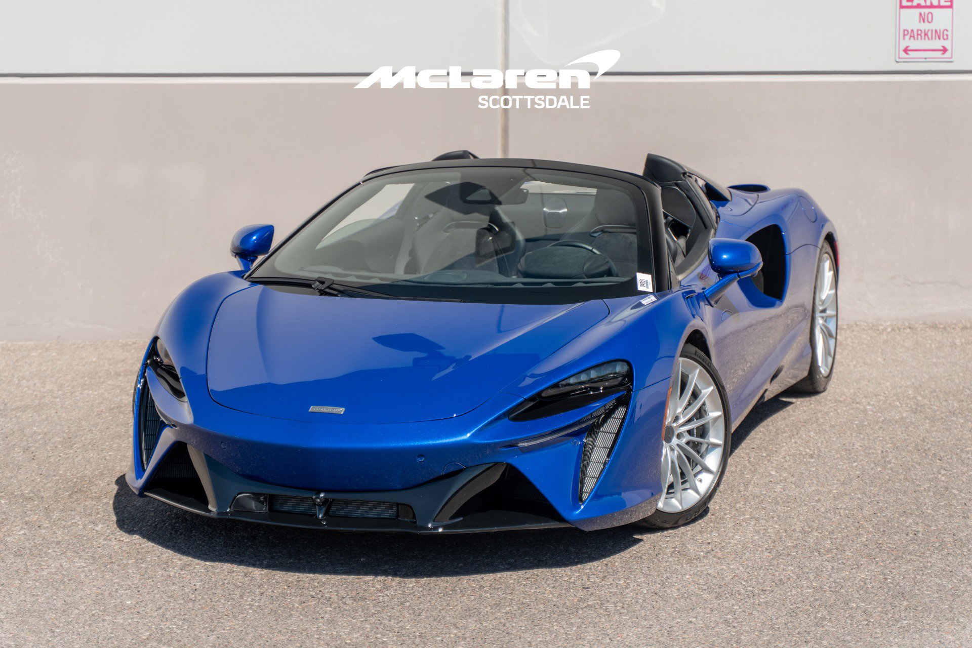 Used 2025 McLaren Artura Spider image 1