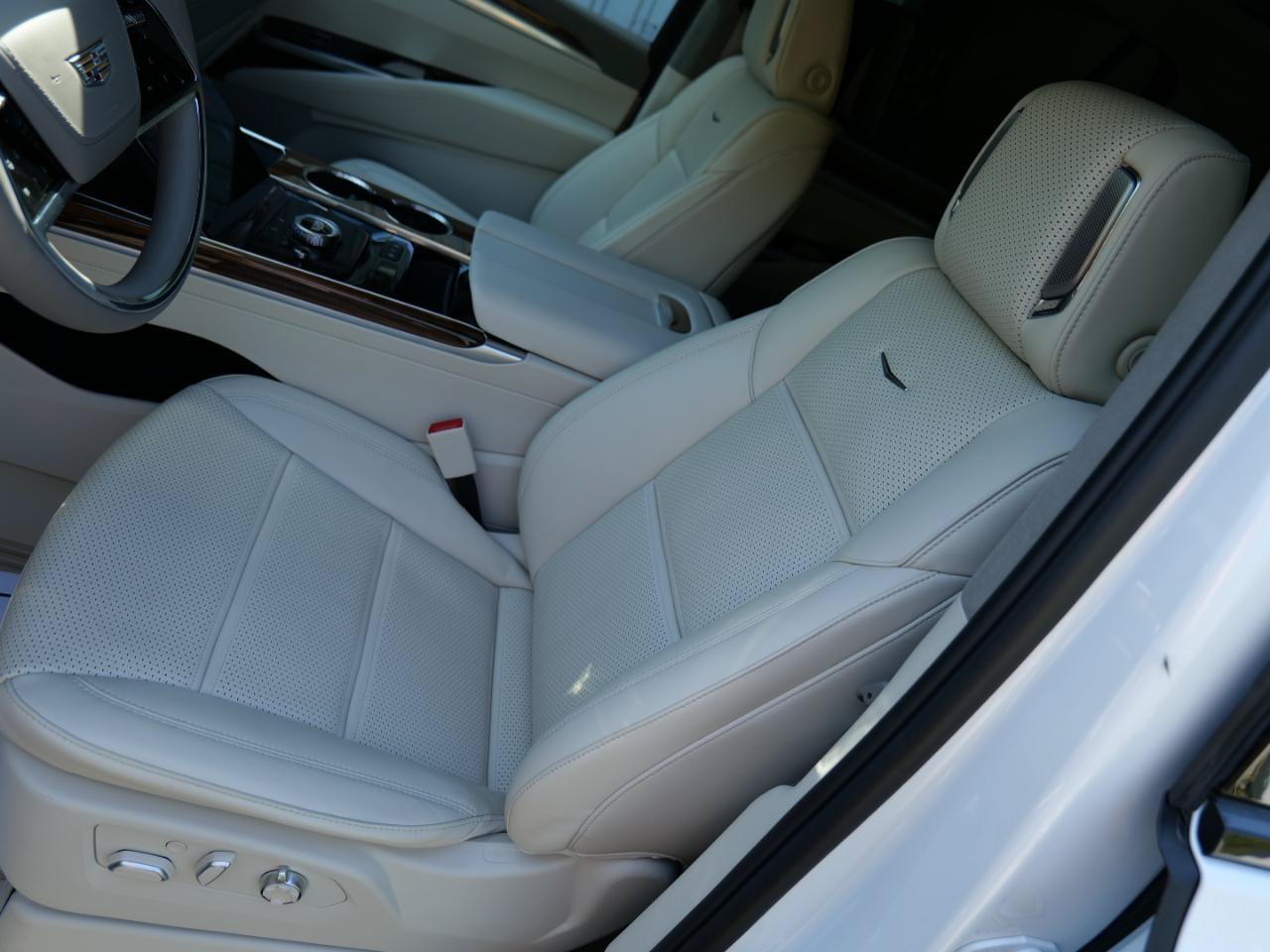 Used 2025 Cadillac Escalade Sport Platinum w/ LPO, Floor Liner Package AWD/4WD image 15