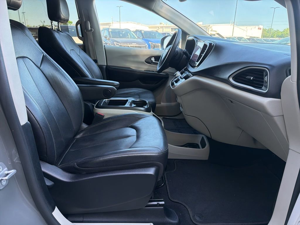 Used 2022 Chrysler Pacifica Touring-L image 27