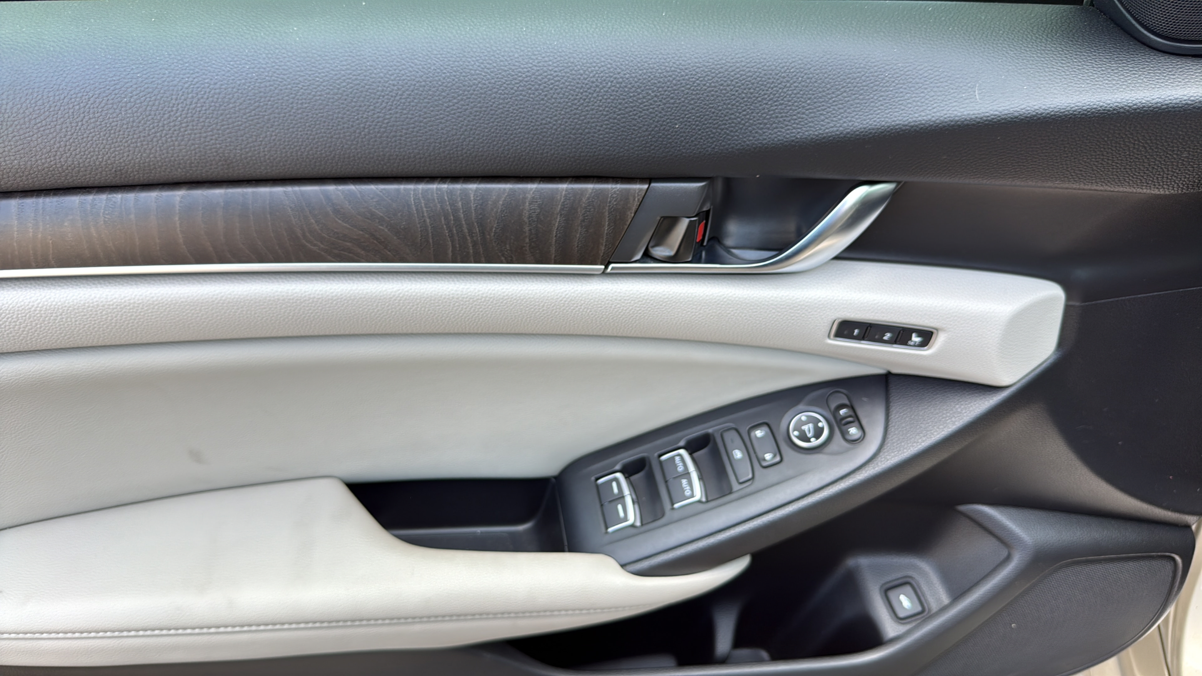 Used 2018 Honda Accord Touring image 12