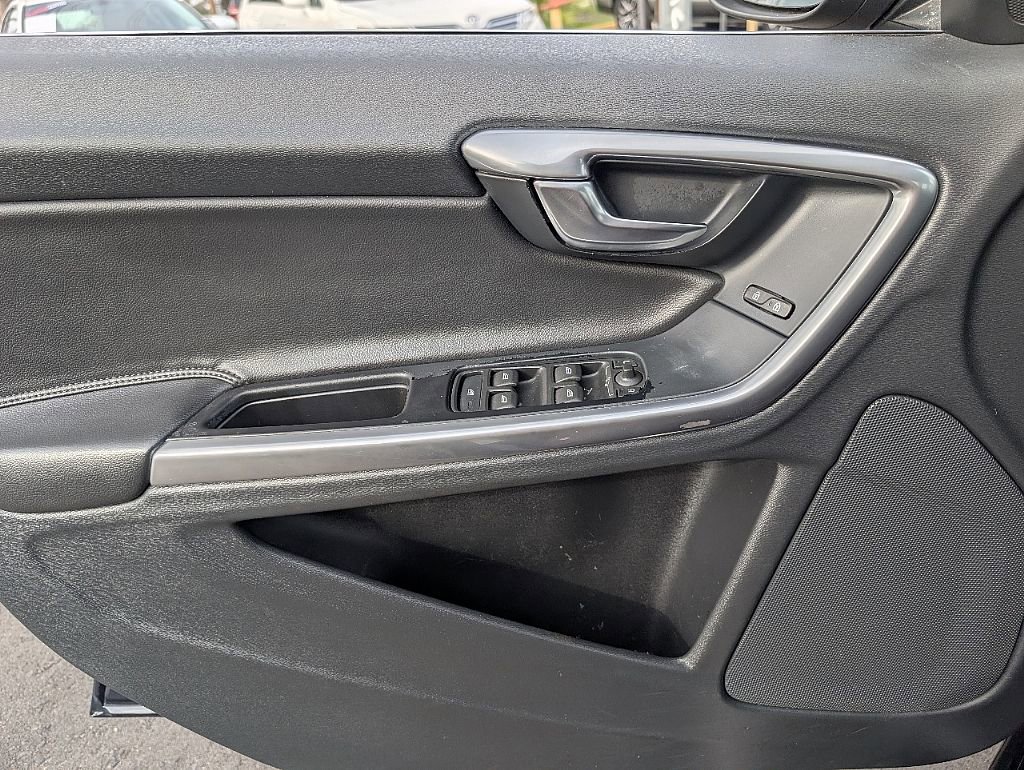 Used 2017 Volvo V60 T5 Premier w/ Convenience Package image 30
