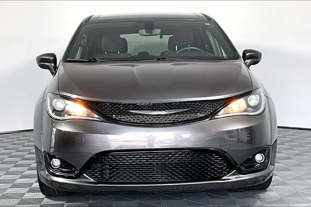 Used 2020 Chrysler Pacifica Touring w/ S Appearance Package FWD image 3