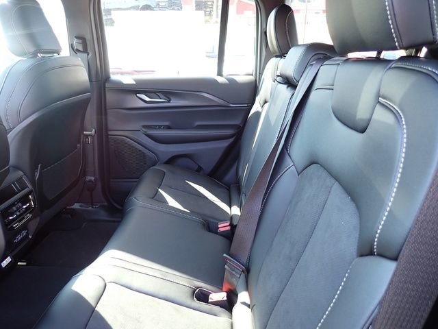 New 2025 Jeep Grand Cherokee Altitude image 13