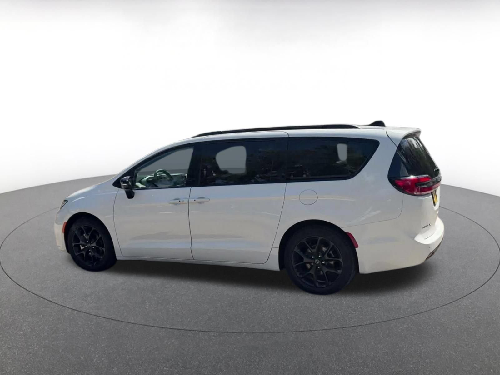 Used 2025 Chrysler Pacifica Limited FWD image 8