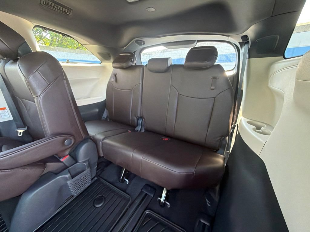 Used 2024 Toyota Sienna Platinum FWD image 22