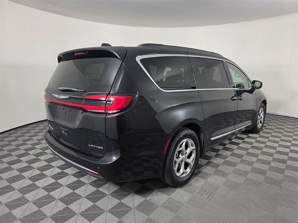 Used 2023 Chrysler Pacifica Limited image 5