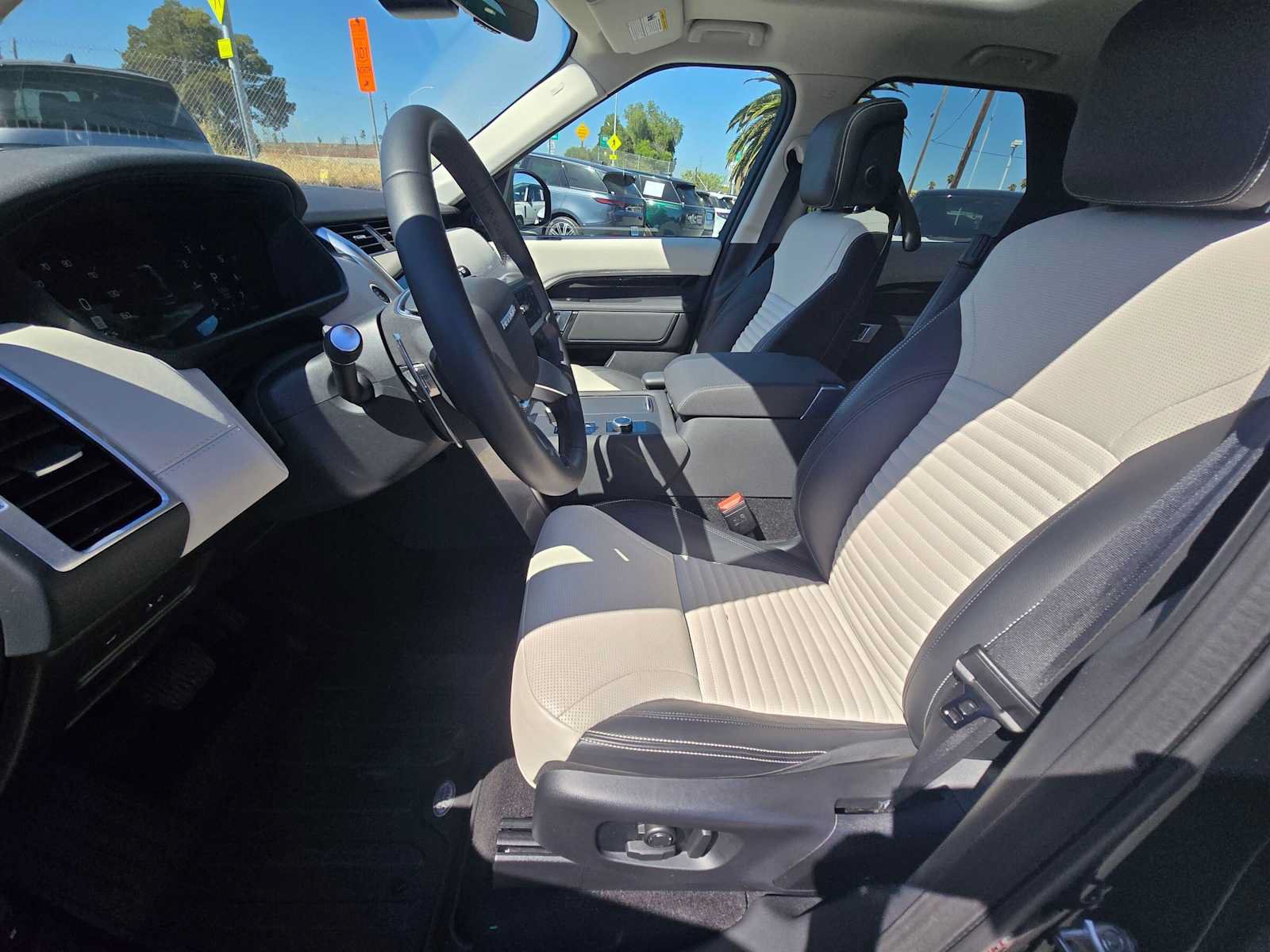 Used 2025 Land Rover Discovery S AWD/4WD image 25