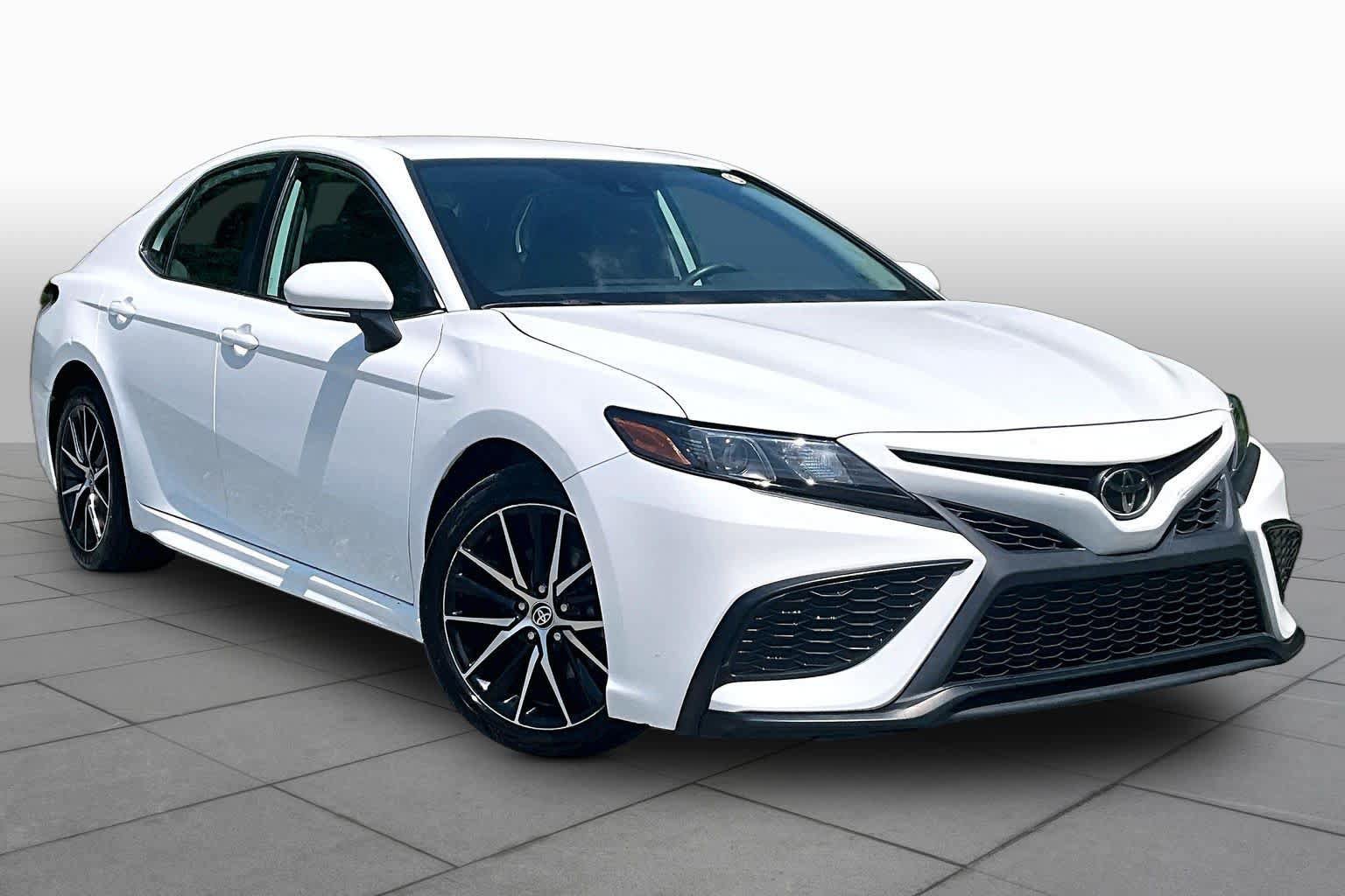 Used 2024 Toyota Camry SE FWD image 3
