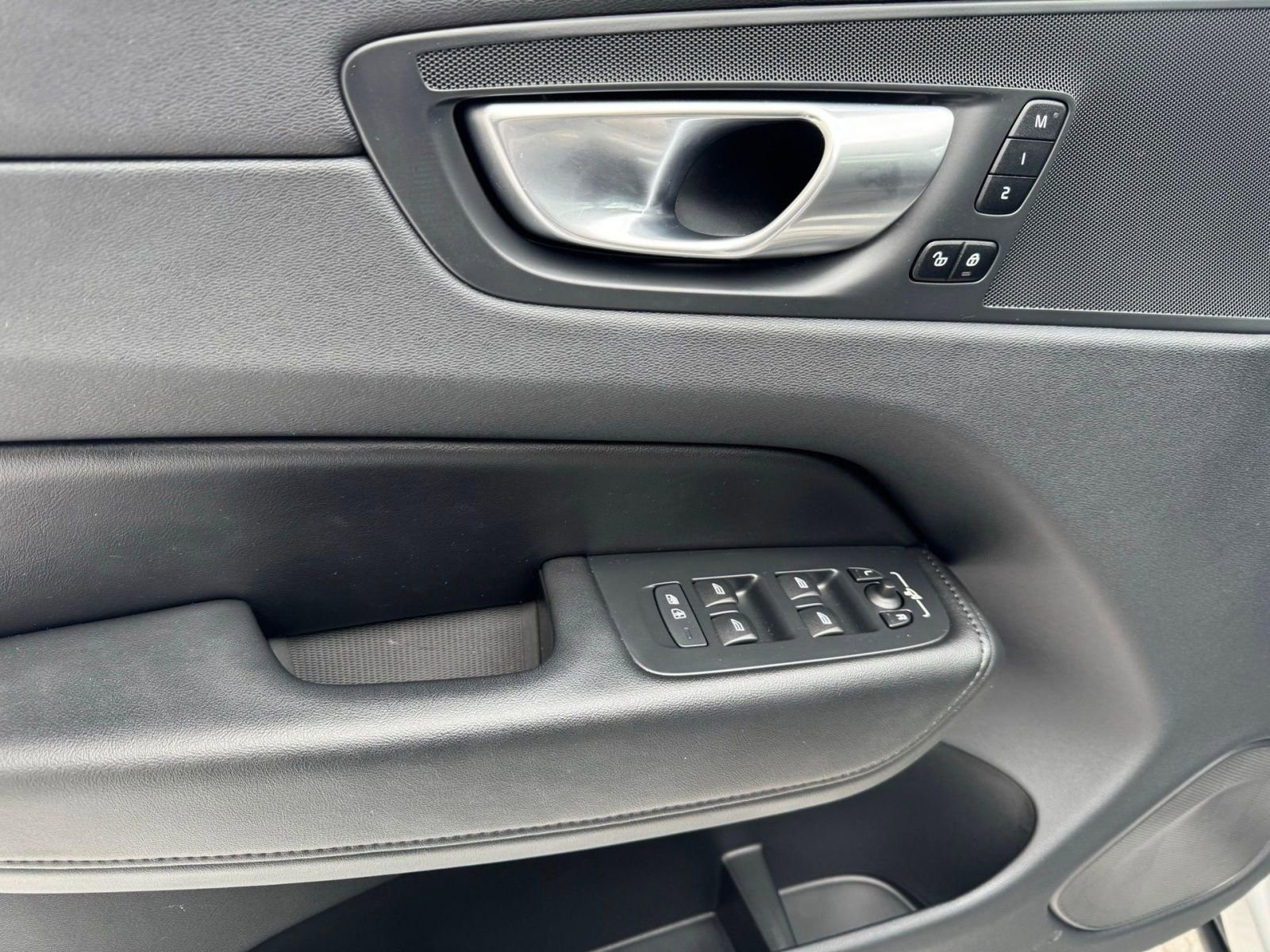 Used 2023 Volvo XC60 B5 Plus w/ Protection Package Premier image 17