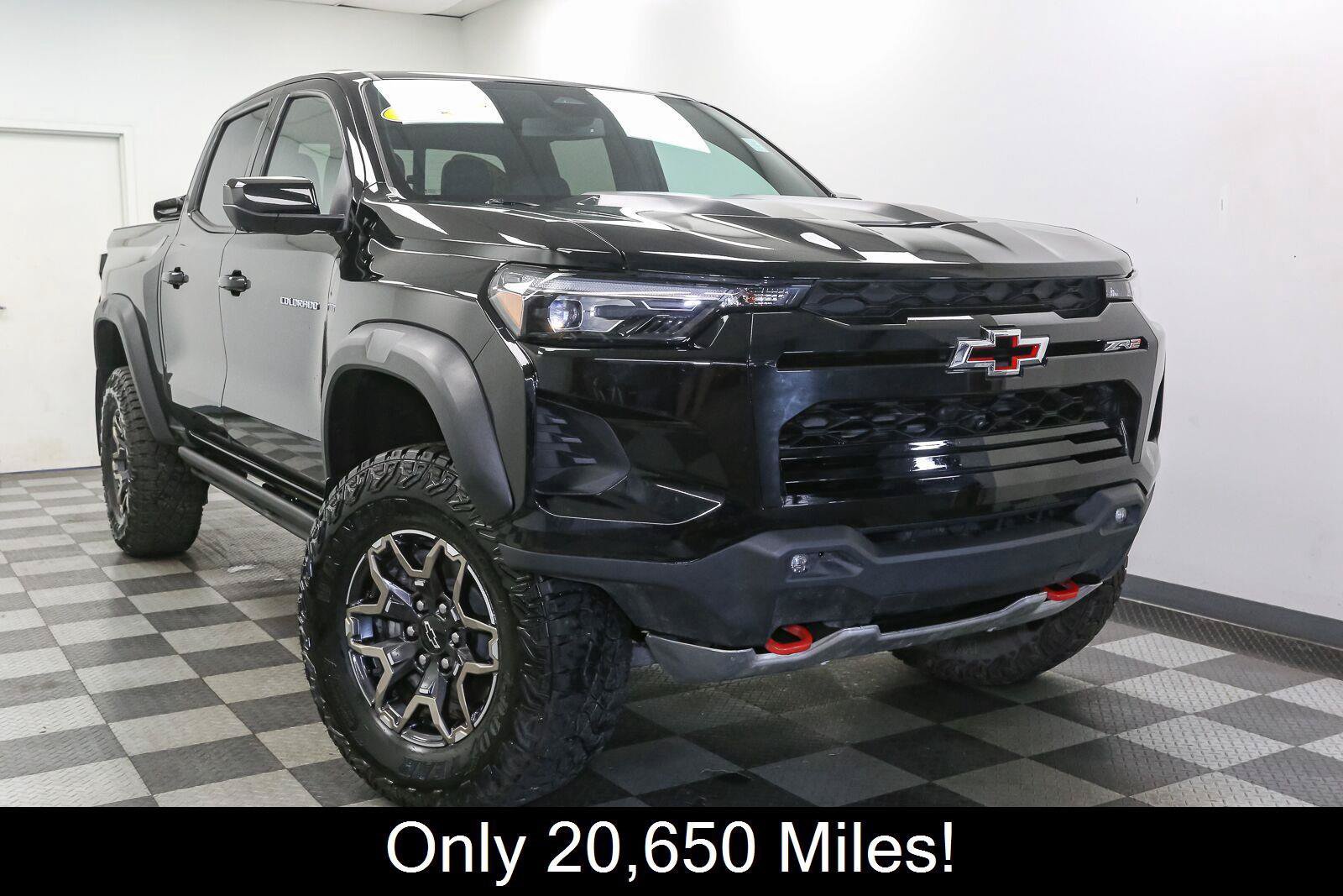Used 2025 Chevrolet Colorado ZR2 w/ Technology Package AWD/4WD image 2