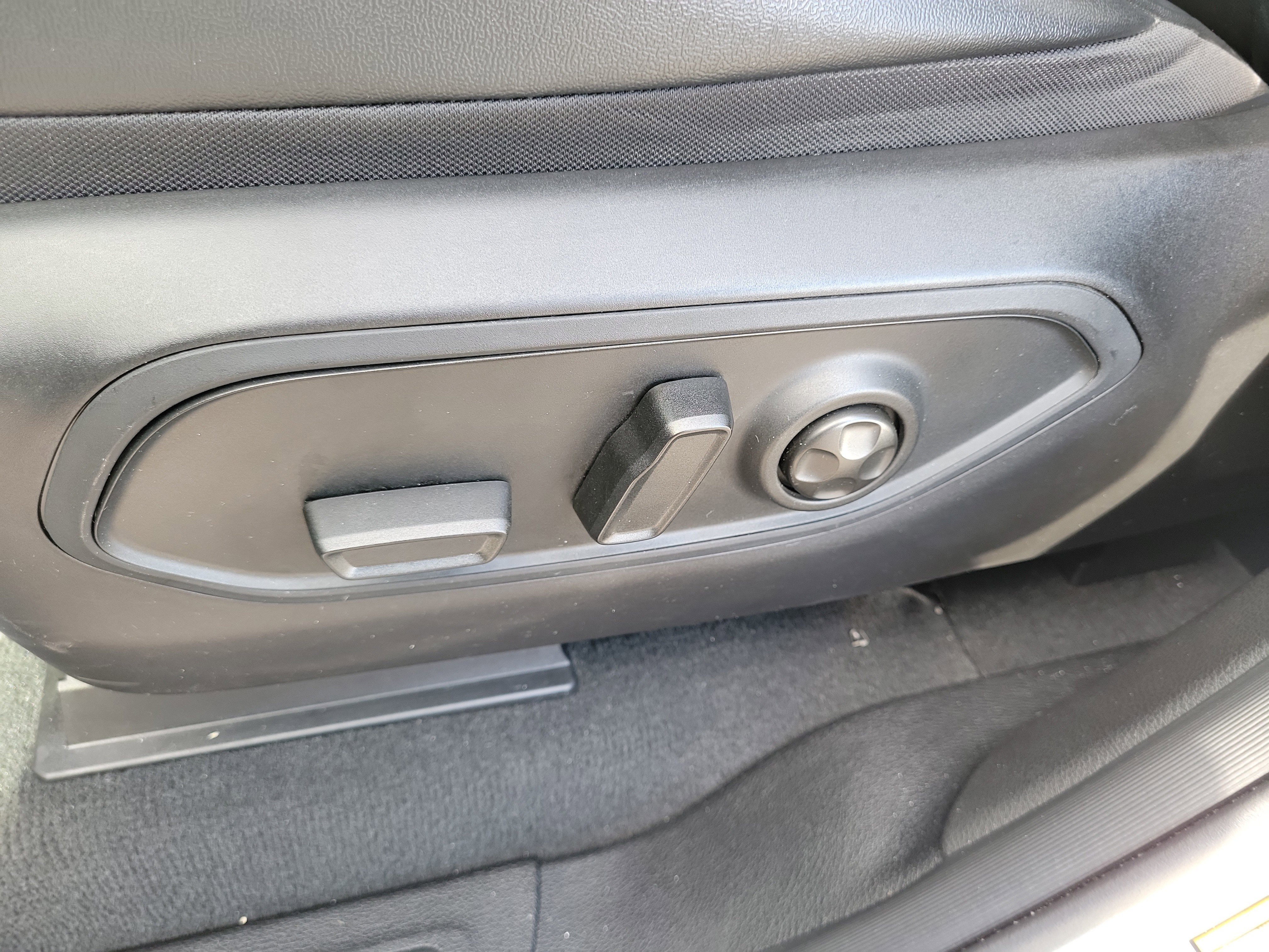 Used 2023 Jeep Grand Cherokee Limited w/ Luxury Tech Group II image 11