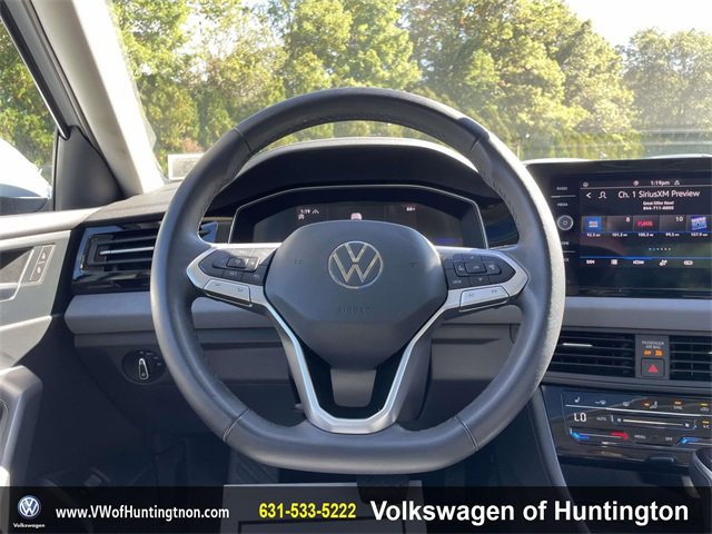 Certified 2025 Volkswagen Jetta SE w/ Sunroof Package image 18