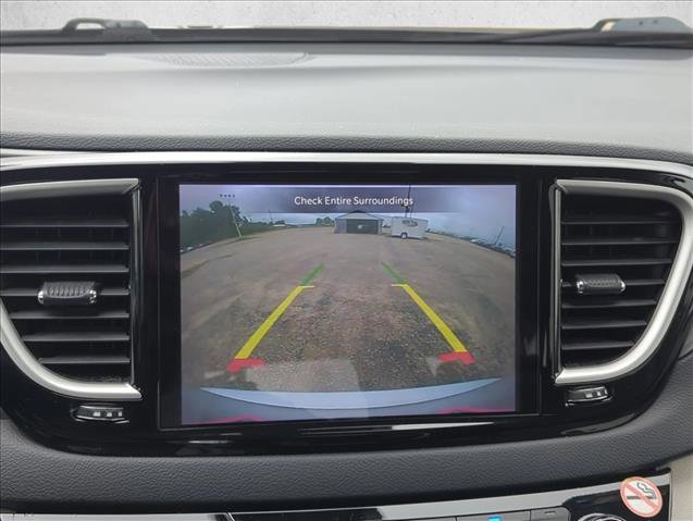 Used 2023 Chrysler Pacifica Touring-L FWD image 15