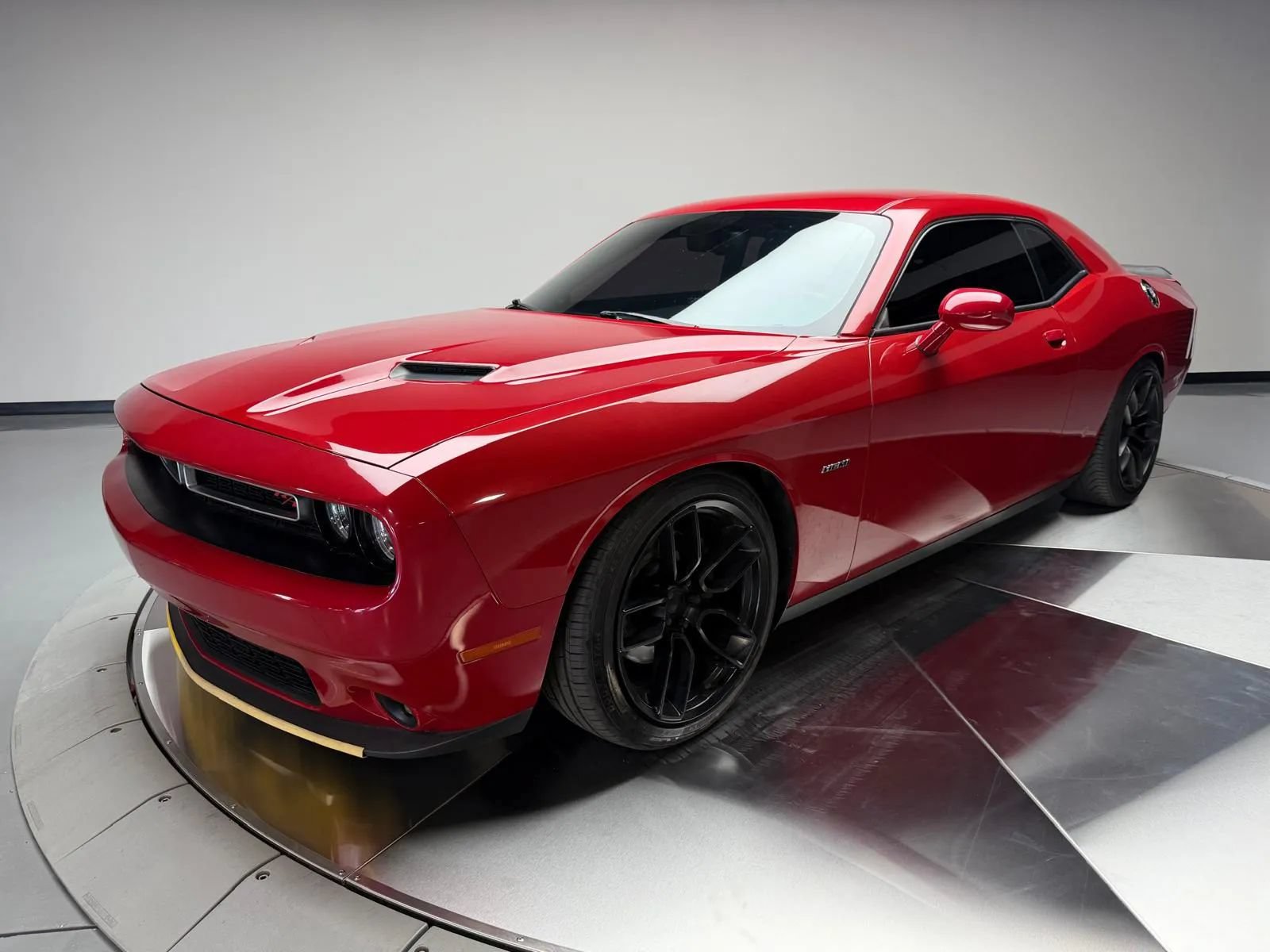 Used 2016 Dodge Challenger R/T RWD image 2
