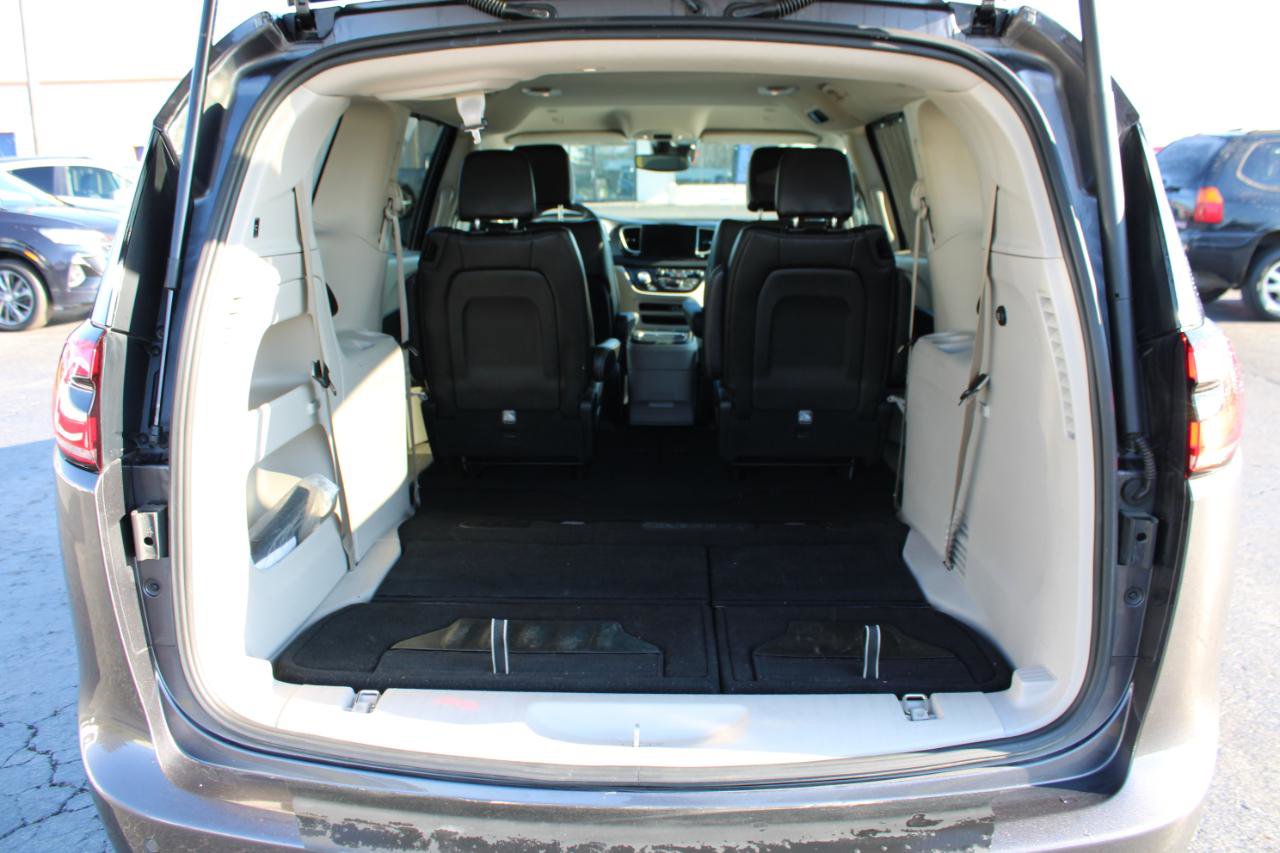 Used 2023 Chrysler Pacifica Touring-L image 8