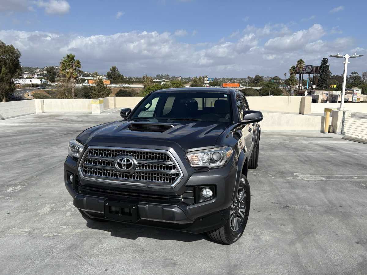 Used 2017 Toyota Tacoma TRD Sport image 4