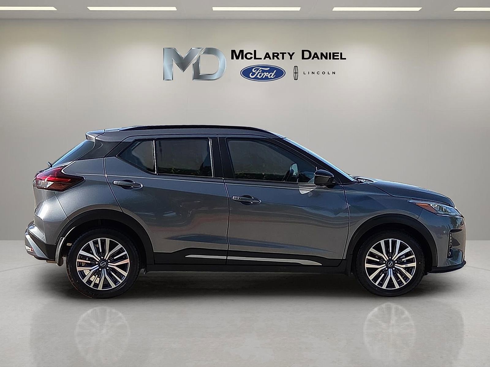 Used 2023 Nissan Kicks SR FWD image 6