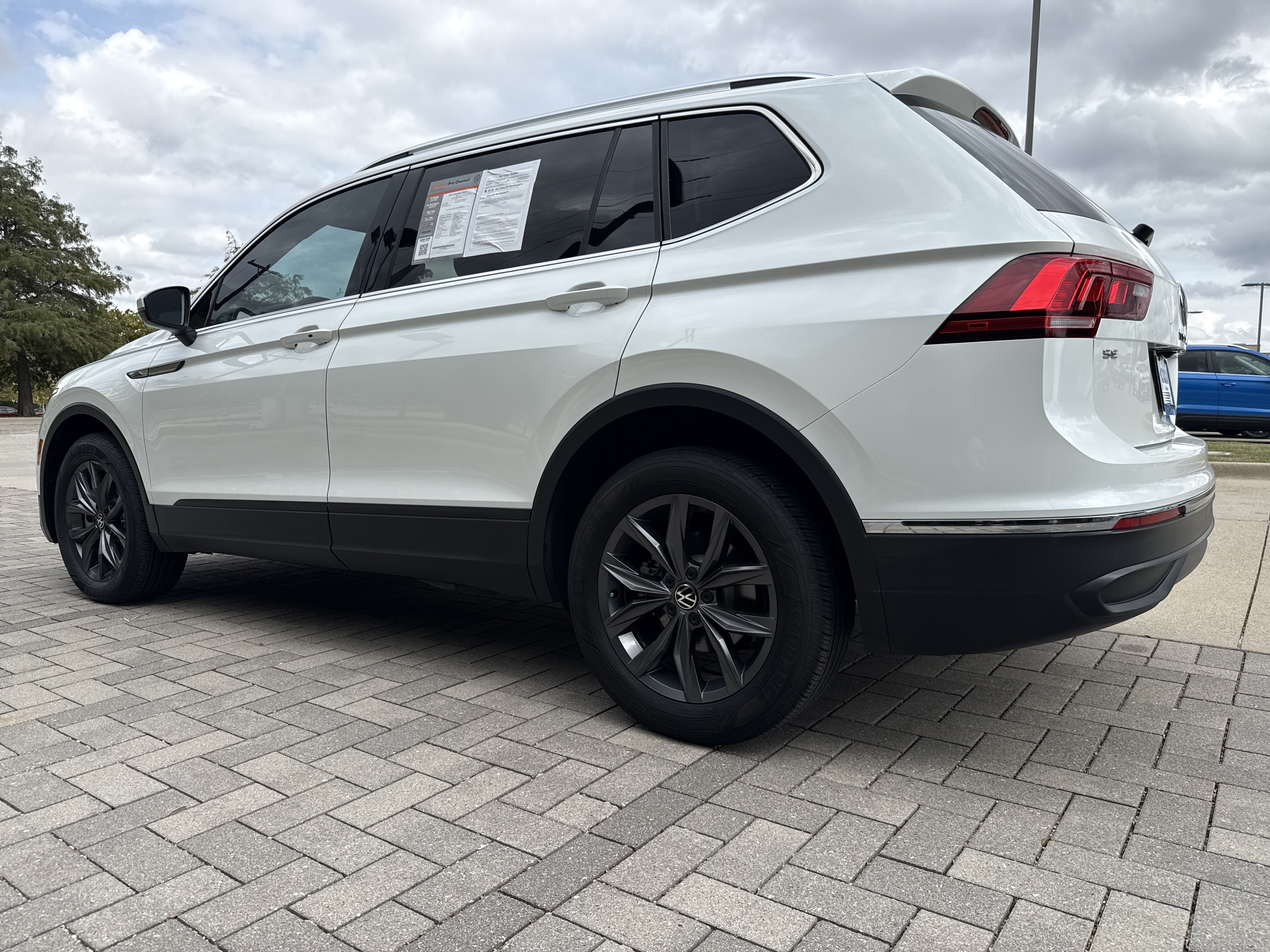Certified 2023 Volkswagen Tiguan SE w/ Panoramic Sunroof Package FWD image 7