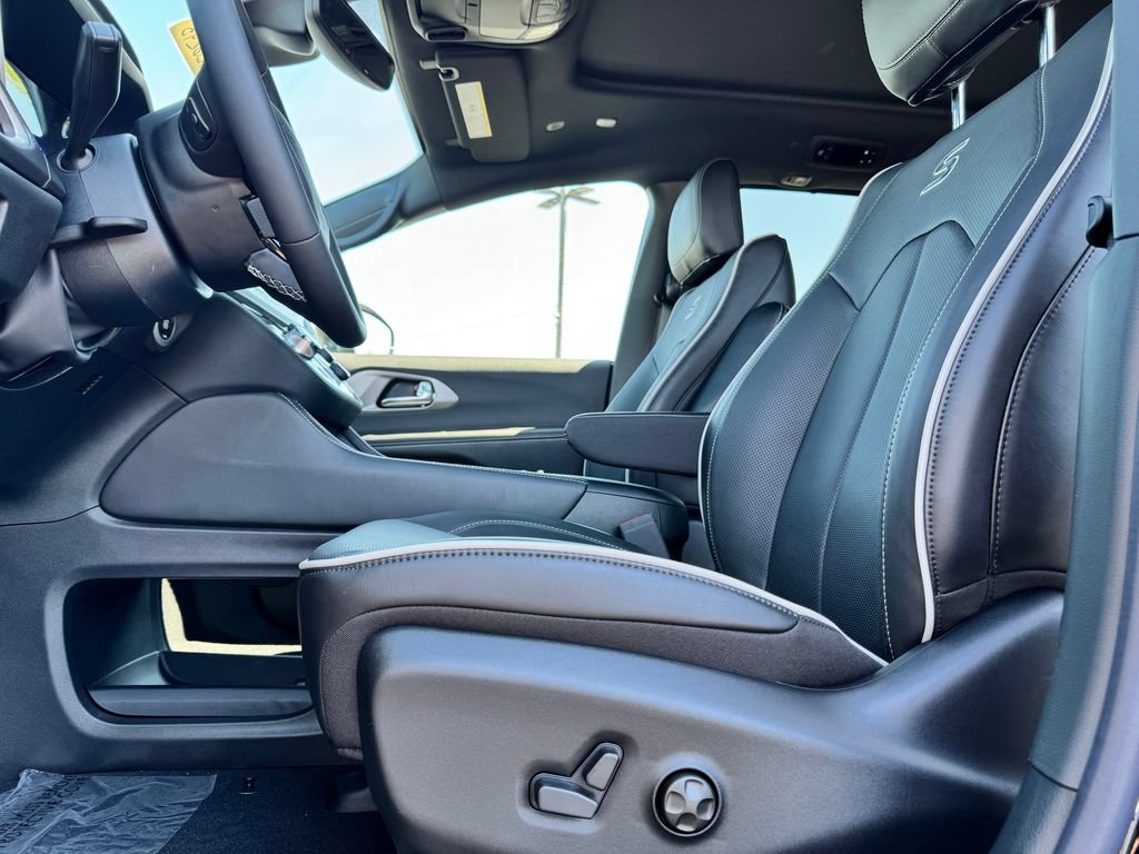New 2027 Chrysler Pacifica Limited FWD image 17