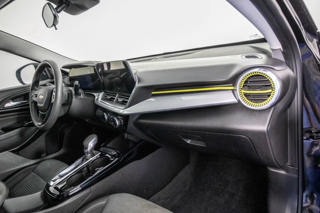 Used 2025 Chevrolet Trax LT FWD image 17