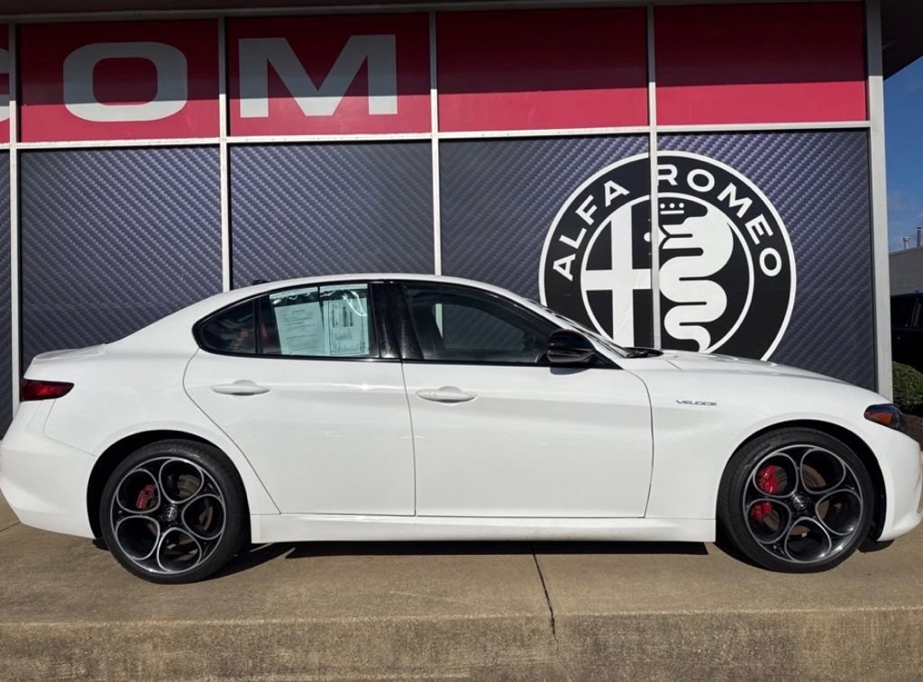 Used 2023 Alfa Romeo Giulia Veloce image 4