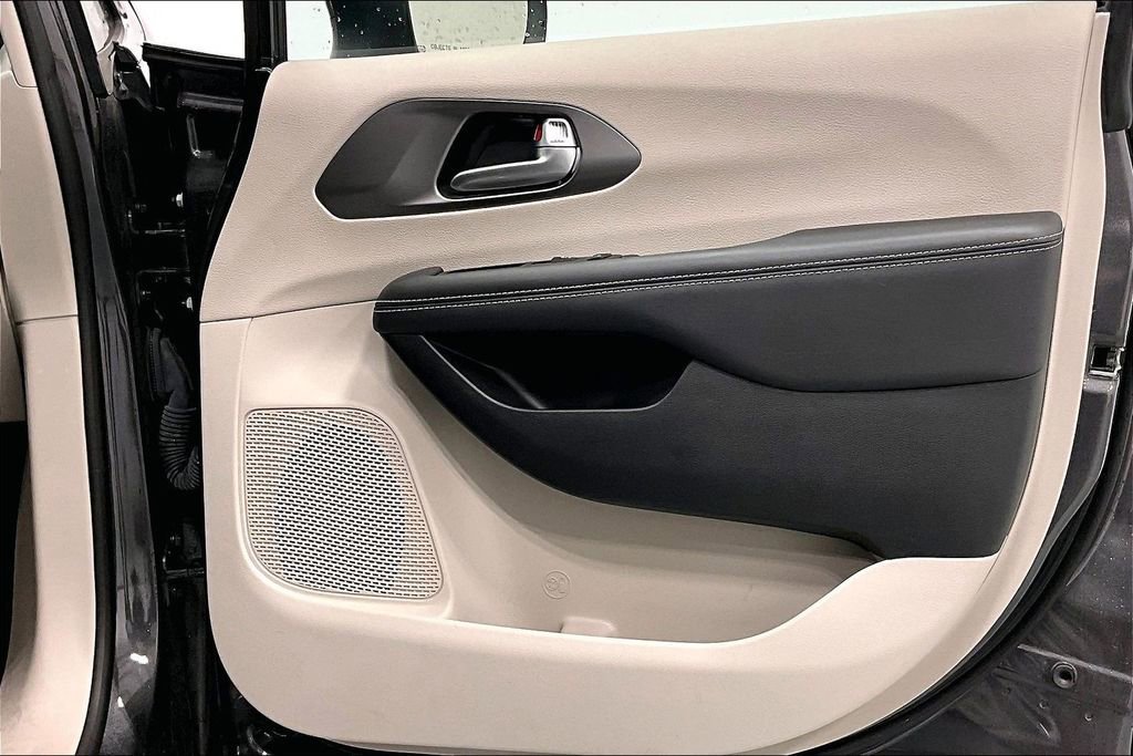 Used 2023 Chrysler Pacifica Touring-L image 21
