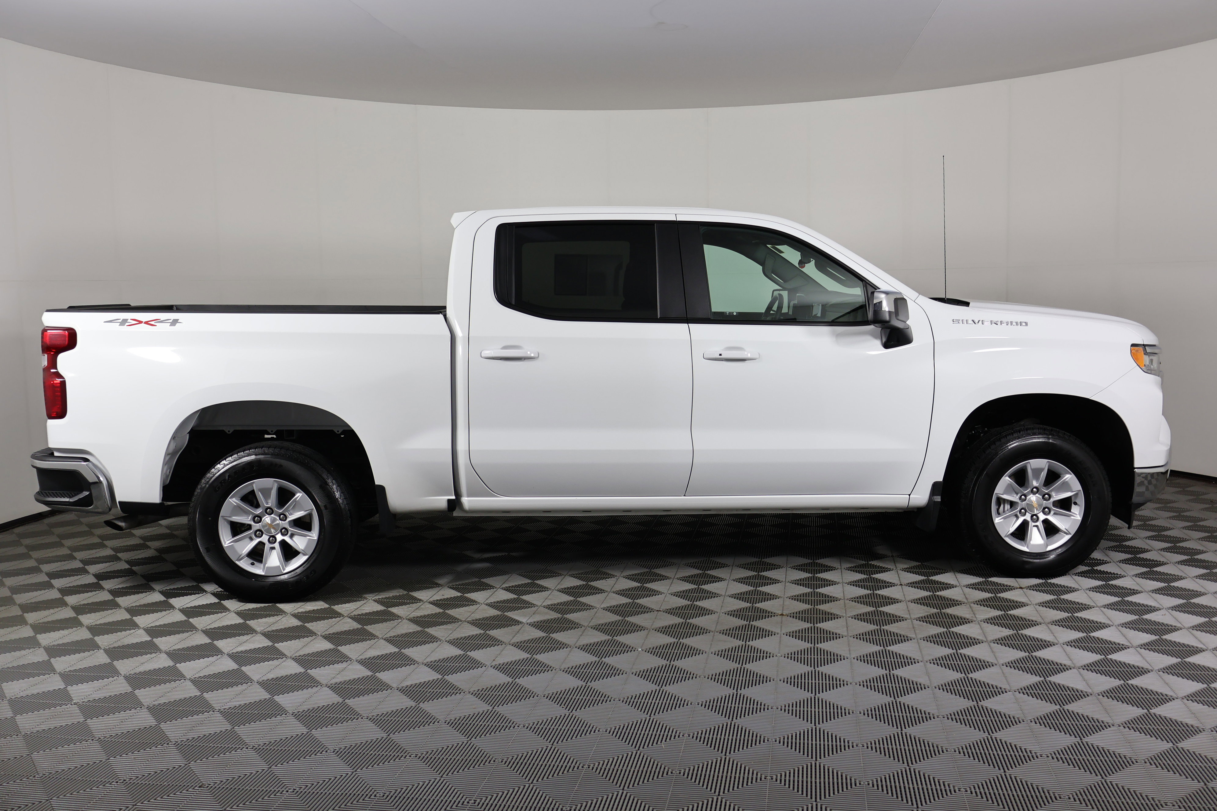 Used 2025 Chevrolet Silverado 1500 LT image 5