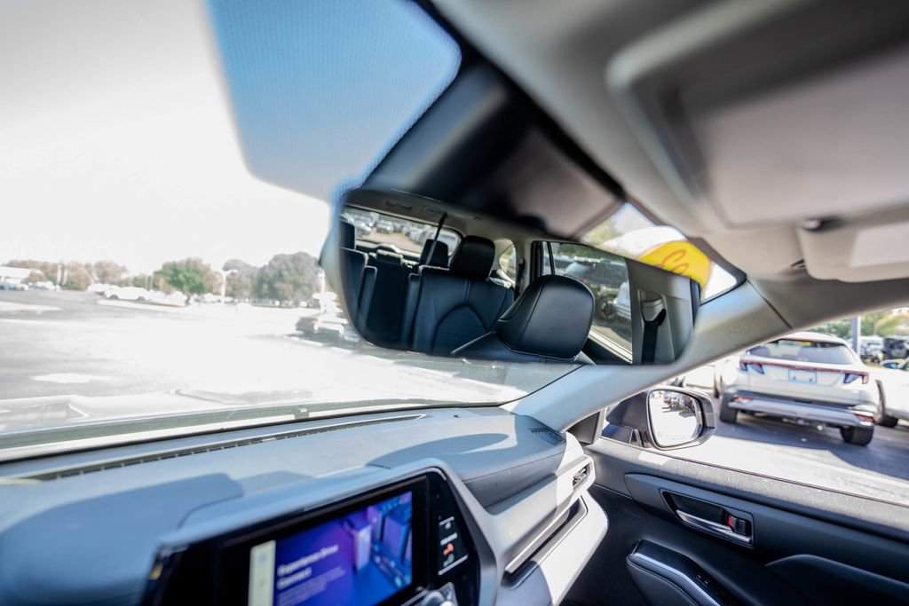 Used 2023 Toyota Highlander XLE image 19