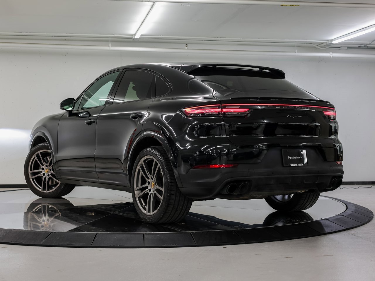 Certified 2023 Porsche Cayenne Platinum Edition image 3
