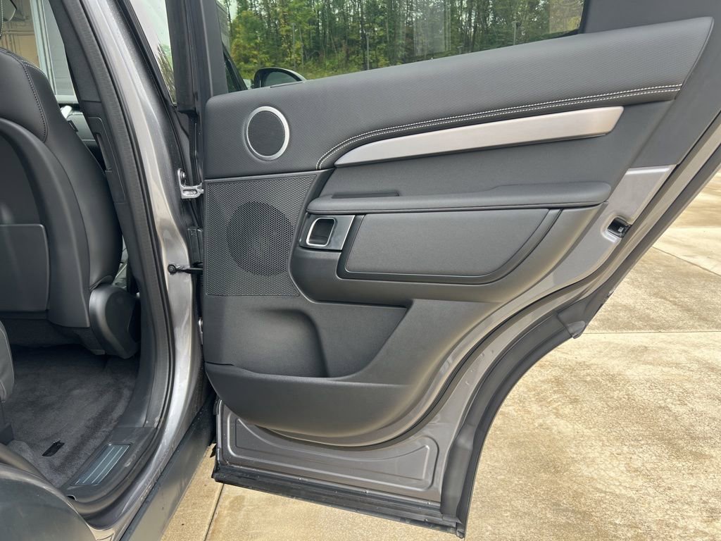 Used 2024 Land Rover Discovery Dynamic SE image 17