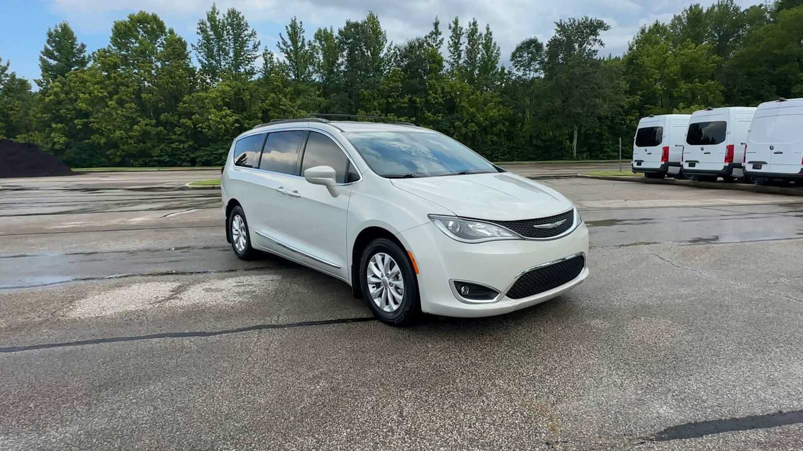 Used 2017 Chrysler Pacifica Touring-L FWD image 2