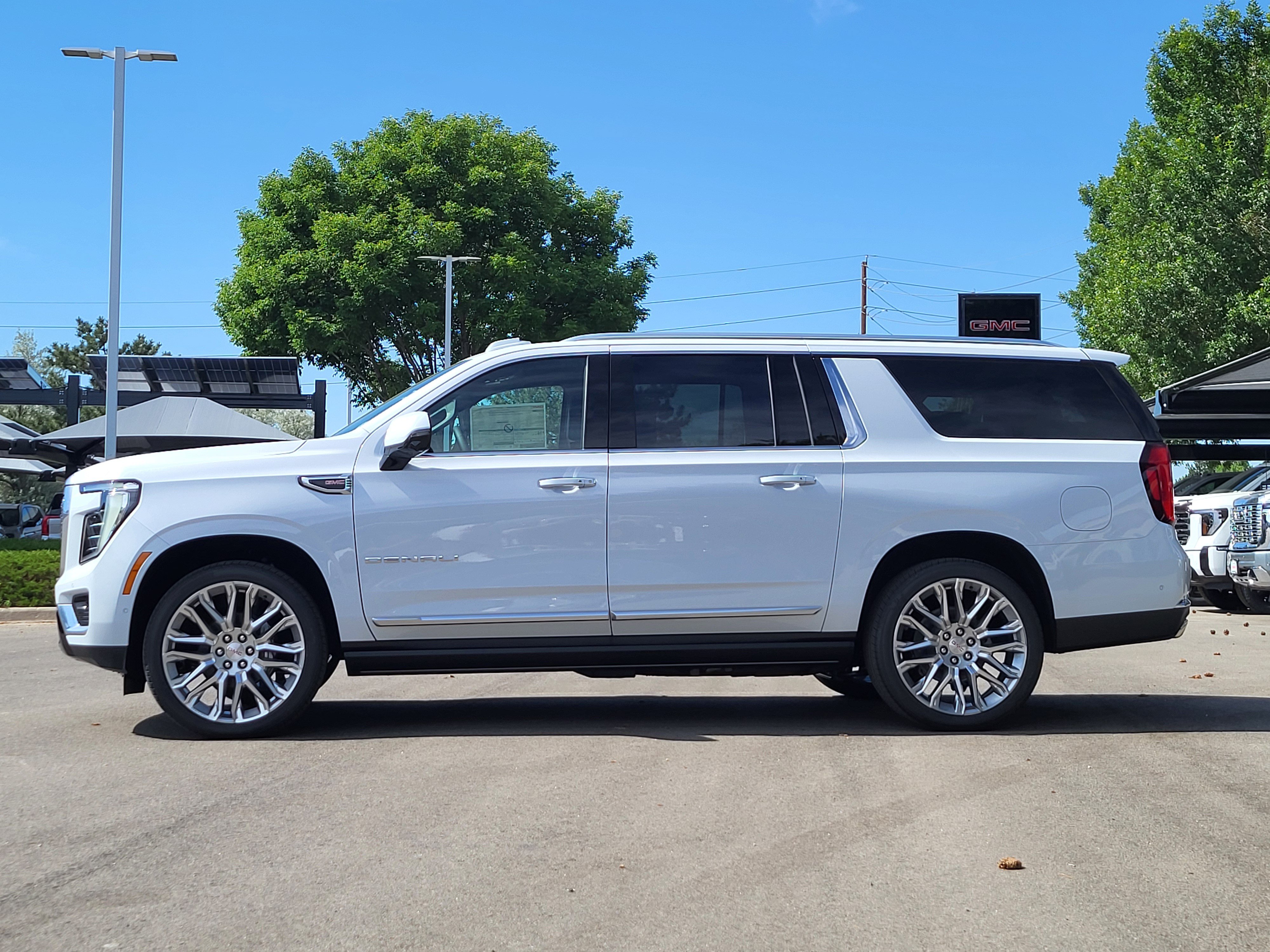 New 2026 GMC Yukon XL Denali w/ Denali Reserve Package AWD/4WD image 4