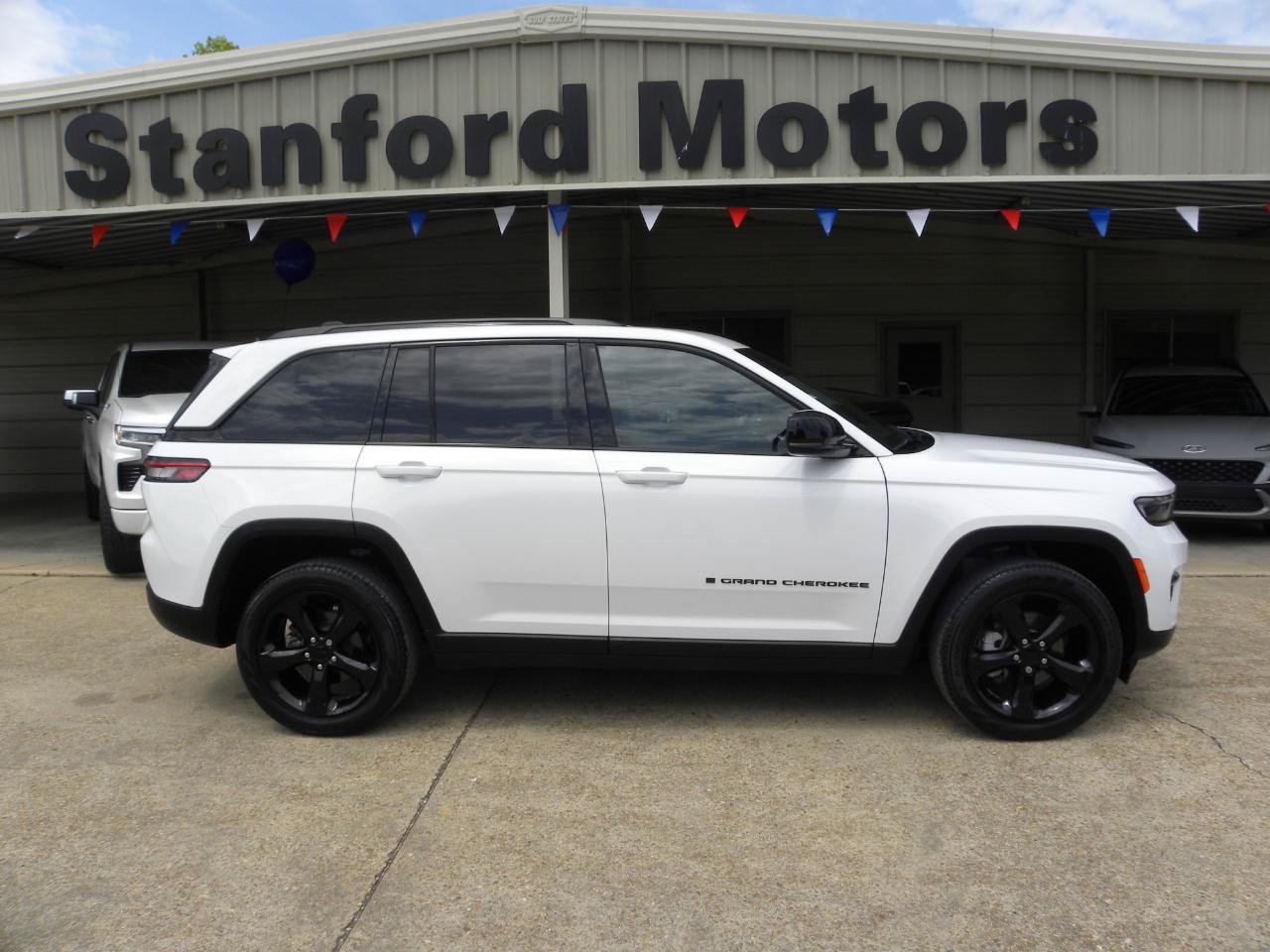 Used 2023 Jeep Grand Cherokee Limited w/ Black Appearance Package AWD/4WD image 2