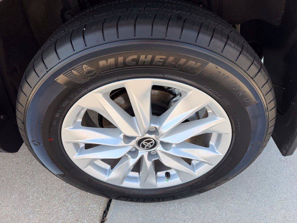 Used 2026 Toyota Corolla Cross LE FWD image 25