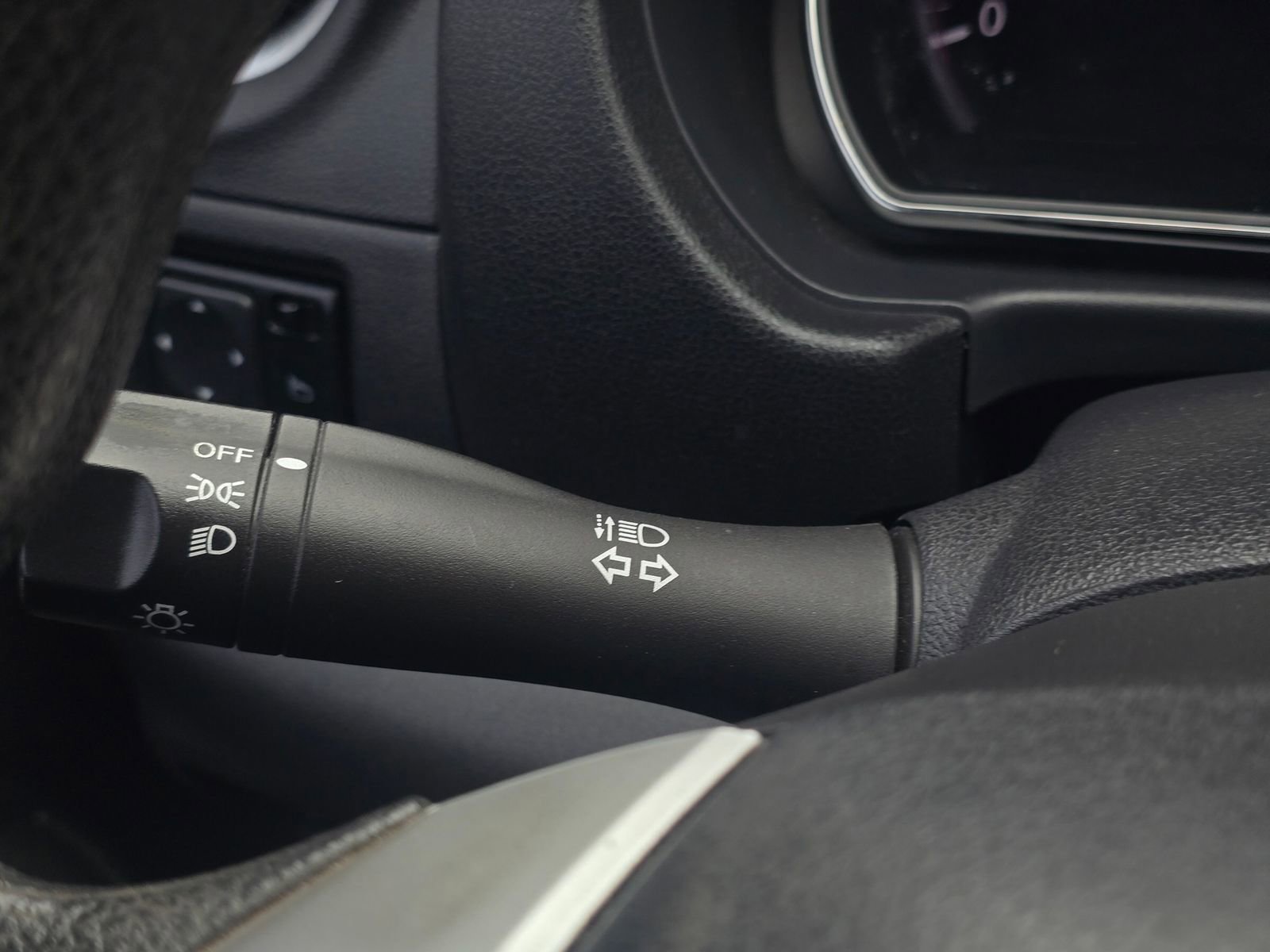 Used 2015 Nissan Versa SV image 21