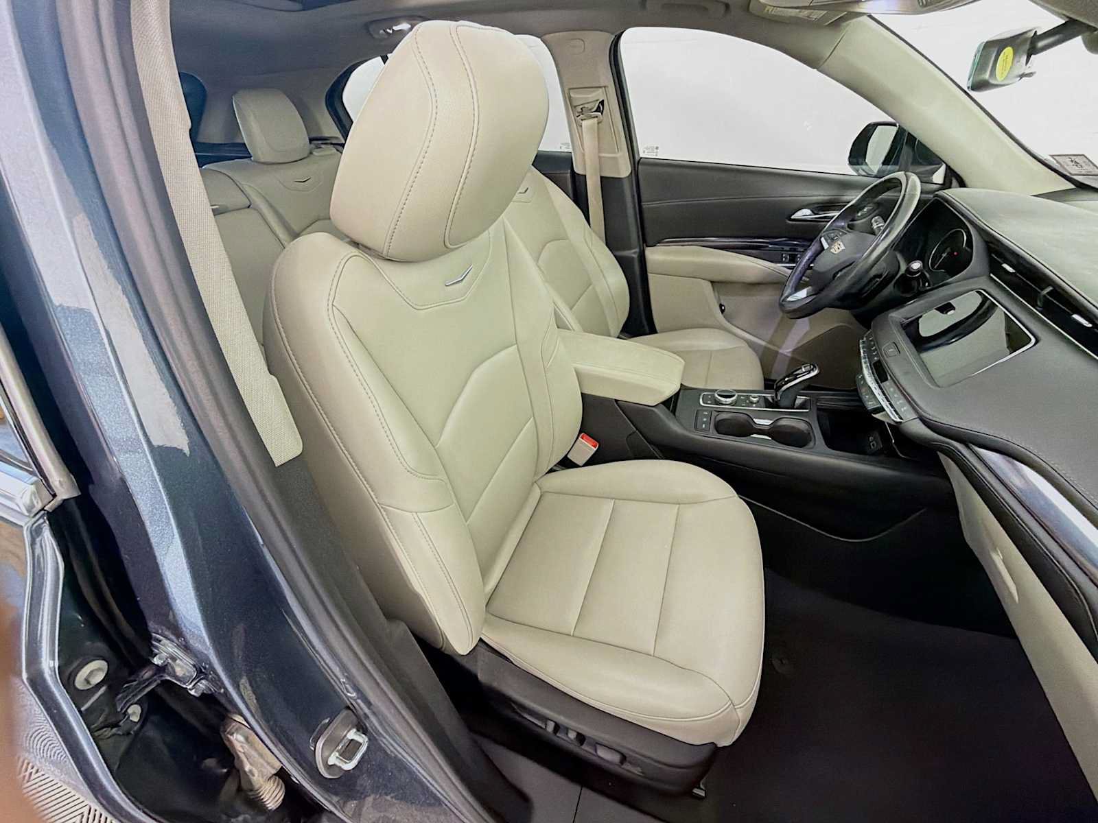 Used 2021 Cadillac XT4 Luxury w/ Cold Weather Package AWD/4WD image 27